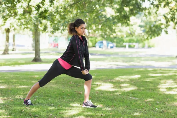 Gezonde vrouw doen stretching oefening in park — Stockfoto