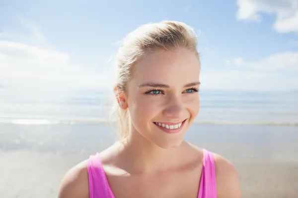 Lächelnde gesunde Frau am Strand — Stockfoto