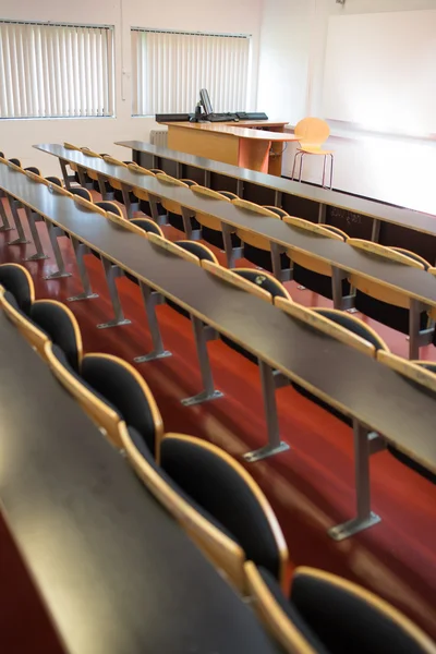 Assentos vazios com mesas em uma sala de aula — Fotografia de Stock