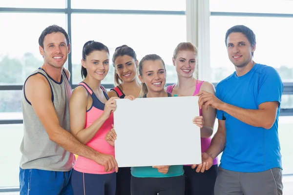 Portrét skupiny fitness třídy drží prázdný papír — Stock fotografie