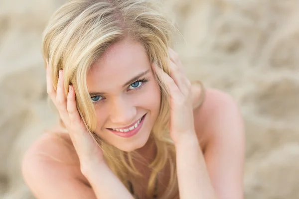 头顶上关闭了微笑轻松金发美女在海滩的肖像 — 图库照片