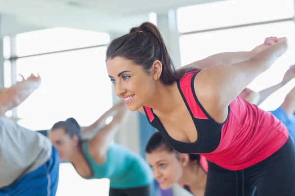 Uśmiechający się ludzie robią power fitness ćwiczenia na zajęcia jogi — Zdjęcie stockowe