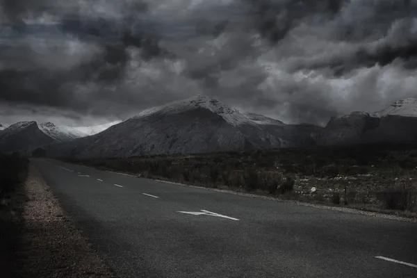 Paesaggio con cielo tempestoso — Foto Stock