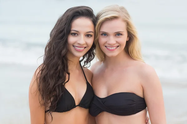 Sonriente joven bikini mujeres en la playa — Foto de Stock