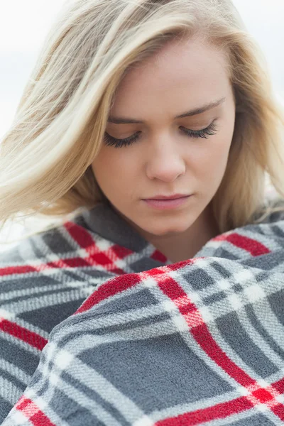 Gros plan d'une jeune femme couverte d'une couverture — Photo