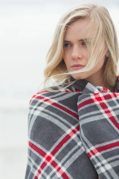 Close up van een jonge vrouw bedekt met deken — Stockfoto