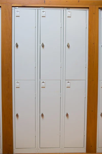 Закрытые шкафчики в колледже — стоковое фото