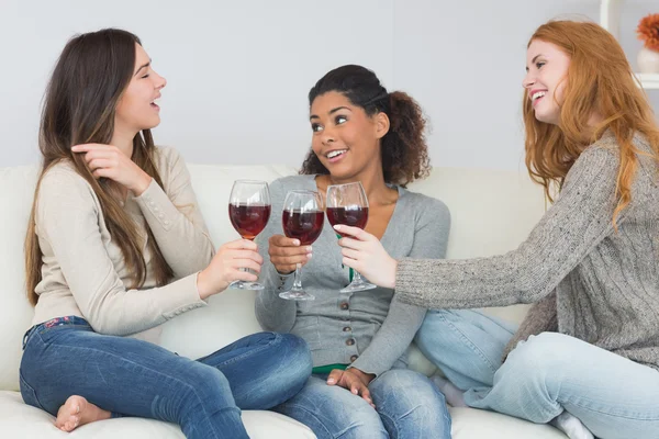Alegre amigos do sexo feminino brindar copos de vinho em casa — Fotografia de Stock