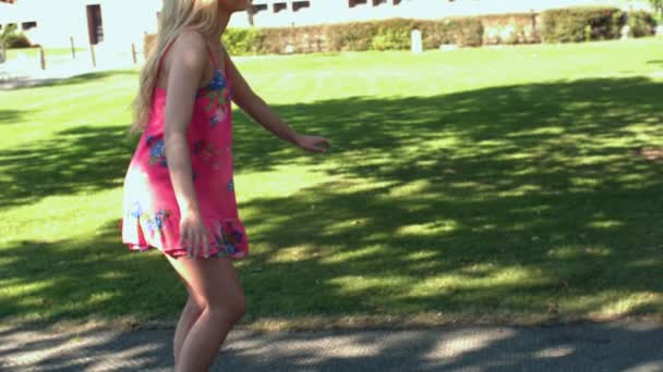 Блондинка катається в парку — стокове відео