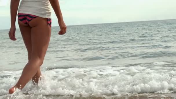 Piernas femeninas caminando en el agua — Vídeo de stock