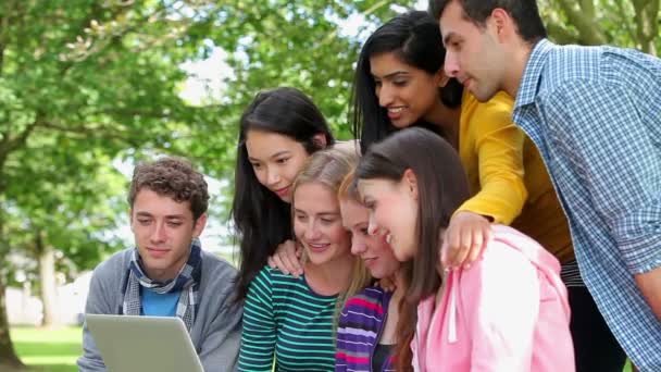 Estudantes olhando para o laptop juntos e rindo — Vídeo de Stock