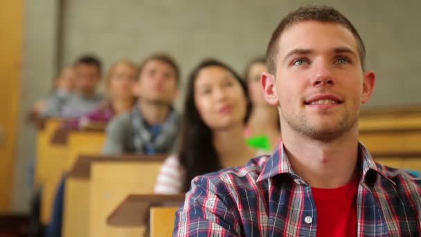 Students listening intently in lecture hall — Stock Video