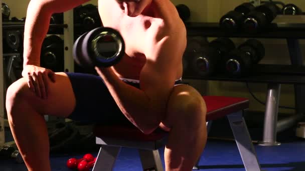 Attractive fit man lifting dumbbell — Stock video