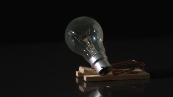 Mousetrap snapping on light bulb and destroying it — Stock Video