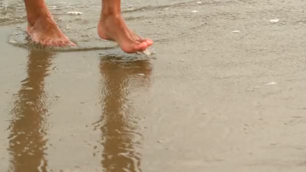 Female feet walking at the beach — Stock Video