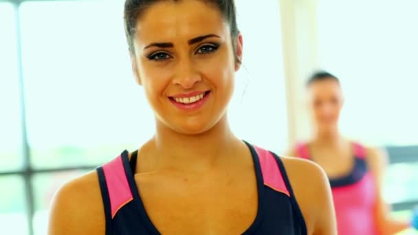 Mulheres sorridentes alegres levantando halteres — Vídeo de Stock