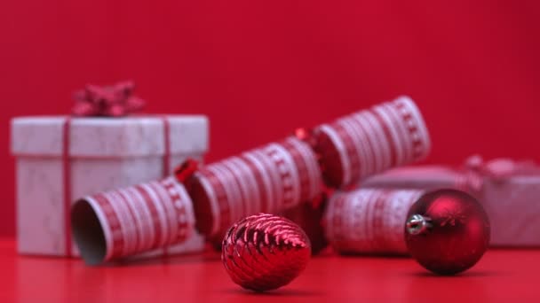 Decoraciones de Navidad girando junto a galletas y regalos — Vídeo de stock