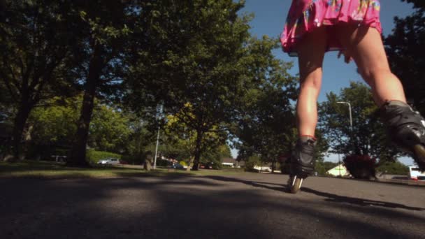 Patinage blonde tonique dans le parc — Video