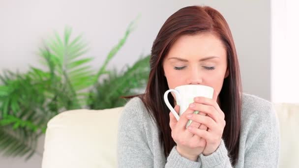 Mujer bastante joven disfrutando del café — Vídeo de stock