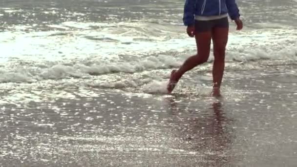 Mujer caminando en la playa — Vídeos de Stock