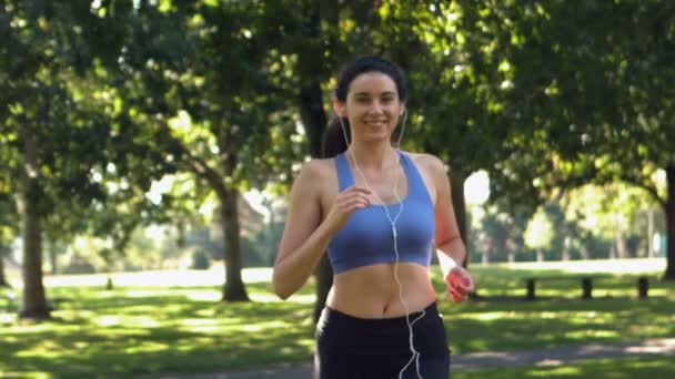 Morena feliz correndo no parque — Vídeo de Stock