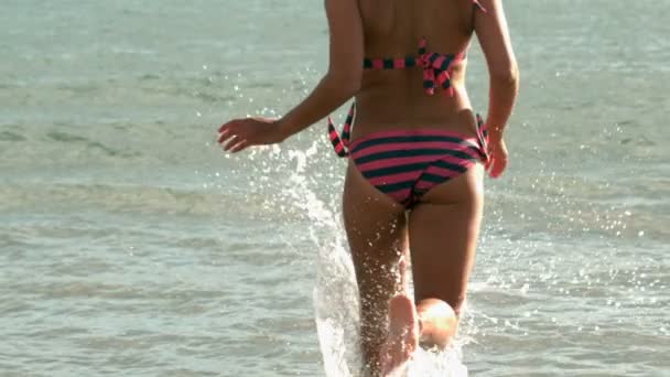 Mulher correndo para o mar — Vídeo de Stock