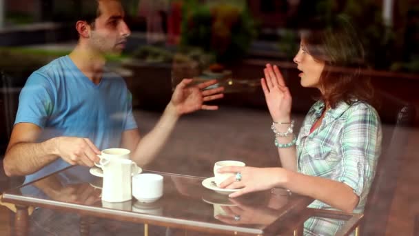 Casal de estudantes conversando juntos na cantina tomando café — Vídeo de Stock