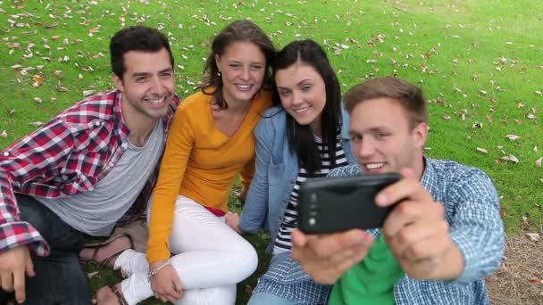 Schüler machen ein Selfie auf dem Rasen — Stockvideo