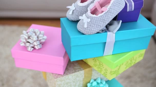 Wanita bersantai di sofa setelah baby shower-nya — Stok Video