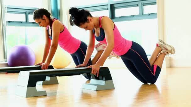 Ajustar a las mujeres entrenando sus brazos con ejercicio deportivo — Vídeos de Stock