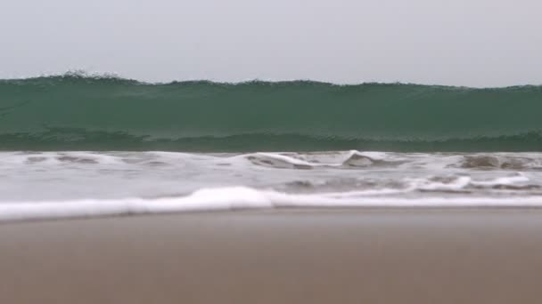 海浪在海滩上冲撞 — 图库视频影像