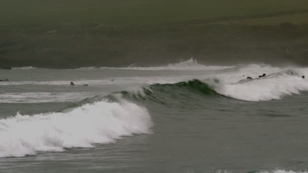 Потужні хвилі в морі — стокове відео