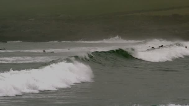 Ondas poderosas no mar — Vídeo de Stock