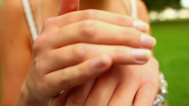 Piccola coccinella strisciare sopra le mani delle ragazze — Video Stock