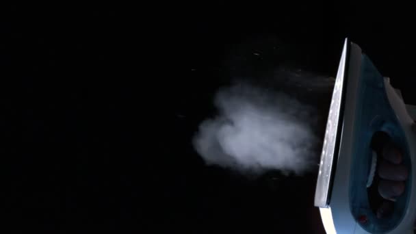 Dampf aus einem Bügeleisen — Stockvideo