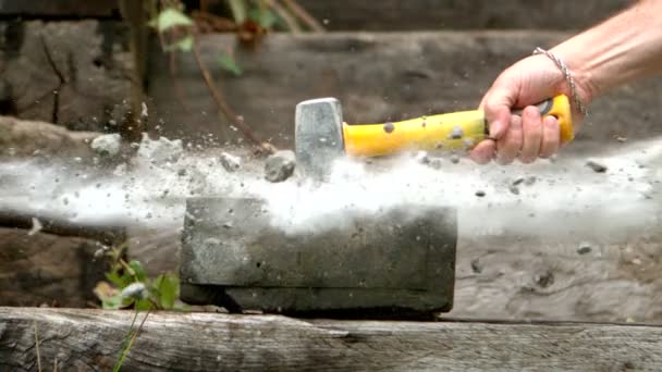 Martillo de trineo rompiendo un bloque de hormigón — Vídeo de stock