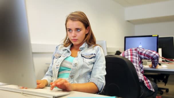 Aprendizagem focalizada de alunos em aula de informática — Vídeo de Stock