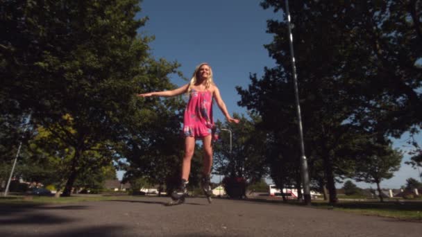 Glückliche Blondine beim Eislaufen — Stockvideo