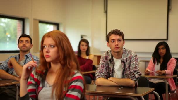 Estudiantes nerviosos esperando su examen — Vídeo de stock