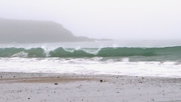 Golven crashen op het strand — Stockvideo