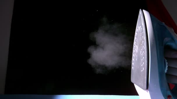アイロン ボード上、鉄から来る蒸気 — ストック動画