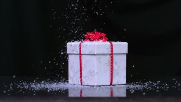 Glitter che cade sul Natale presente al rallentatore — Video Stock
