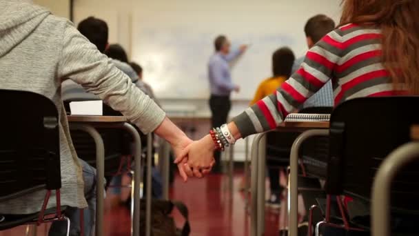 Estudantes de mãos dadas na aula — Vídeo de Stock