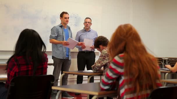 Student geven van een presentatie aan zijn klasse — Stockvideo