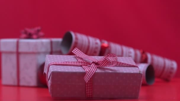 Presente de Natal caindo e saltando ao lado de biscoitos — Vídeo de Stock