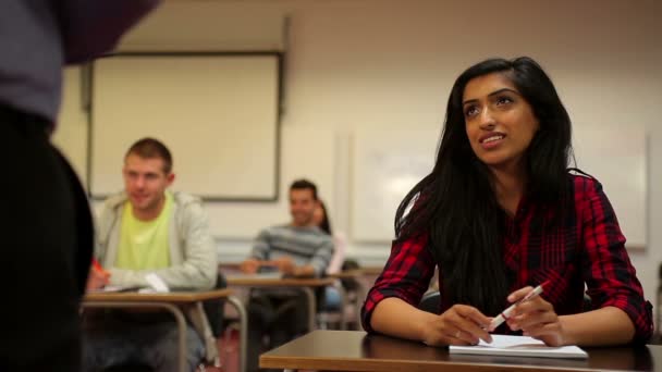 Mutlu bir şekilde dinleme sınıfında öğrenci — Stok video