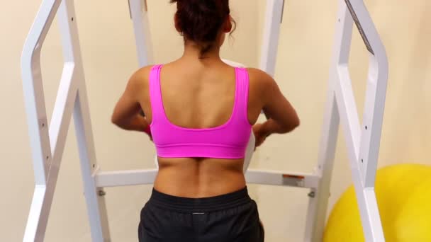 Mujer tonificada entrenando los músculos de sus brazos — Vídeo de stock