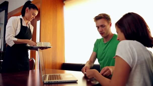 Couple being served coffee in canteen — Stock Video