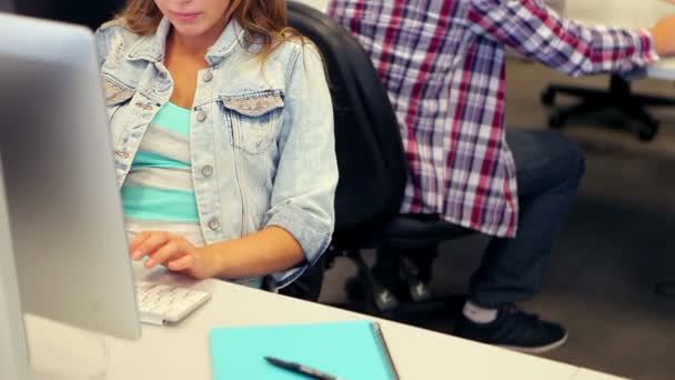 Ganska studenternas lärande i datorn klass — Stockvideo