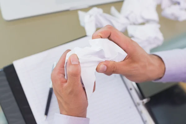 Zakenman met laptop, dagboek en verfrommeld papier op Bureau — Stockfoto